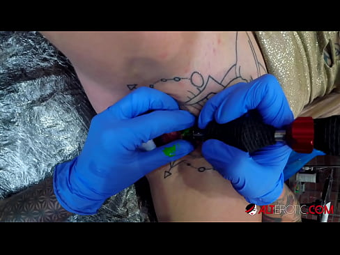 ❤️ Estremamente tatuato hottie Sully Savage ottenuto un tatuaggio sul suo clitoride ❤❌ Porno anale al it.nullscripts.top ☑